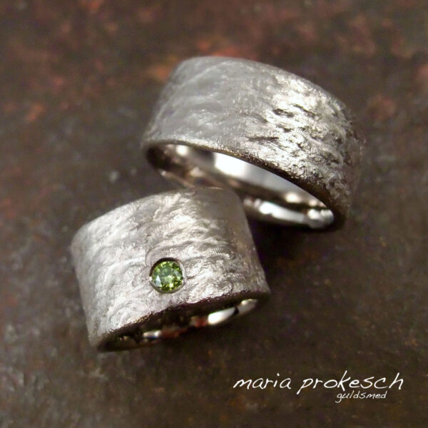 Brede rustikke vielsesringe med grøn diamant