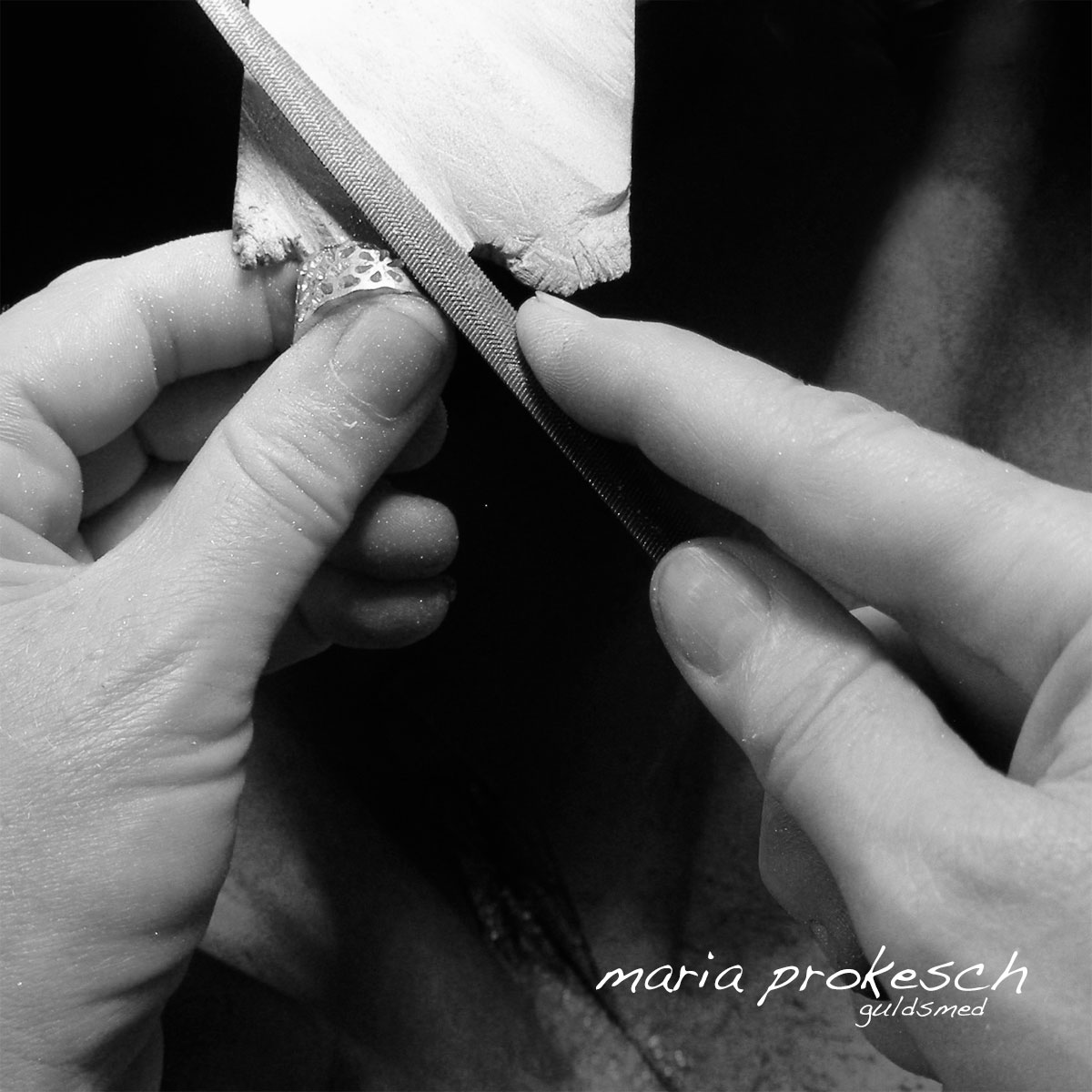 Smykkerne fra Maria er alle håndlavede. Vielsesringe laves efter bestilling, hvor parret har haft et møde med guldsmeden selv. Både dameringen og herreringen er et vigtigt valg til brylluppet.