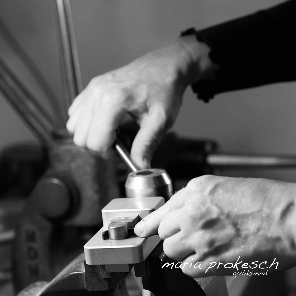 Guldsmed Maria arbejder i værkstedet med smykker og vielsesringe. Alle håndlavede. Det giver stor tilfredshed og mange muligheder for personlige valg.