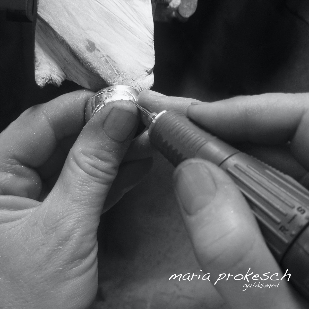 De håndlavede smykker og vielsesringe laves alle af Guldsmed Maria Prokesch. Der bliver arbejdet med fine detaljer og kærlighedshistorier som integreres i smykkerne.