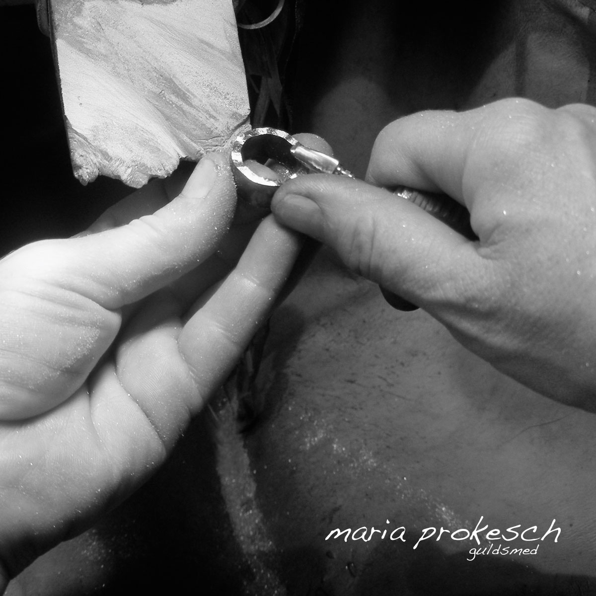 Guldsmeden Maria arbejder med et stort udvalg af personlige smykker. Alle bliver håndlavet. Vielsesringene har mange fine detaljer og muligheder