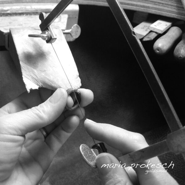Smykkehåndværk – håndlavede vielsesringe saves i hånden