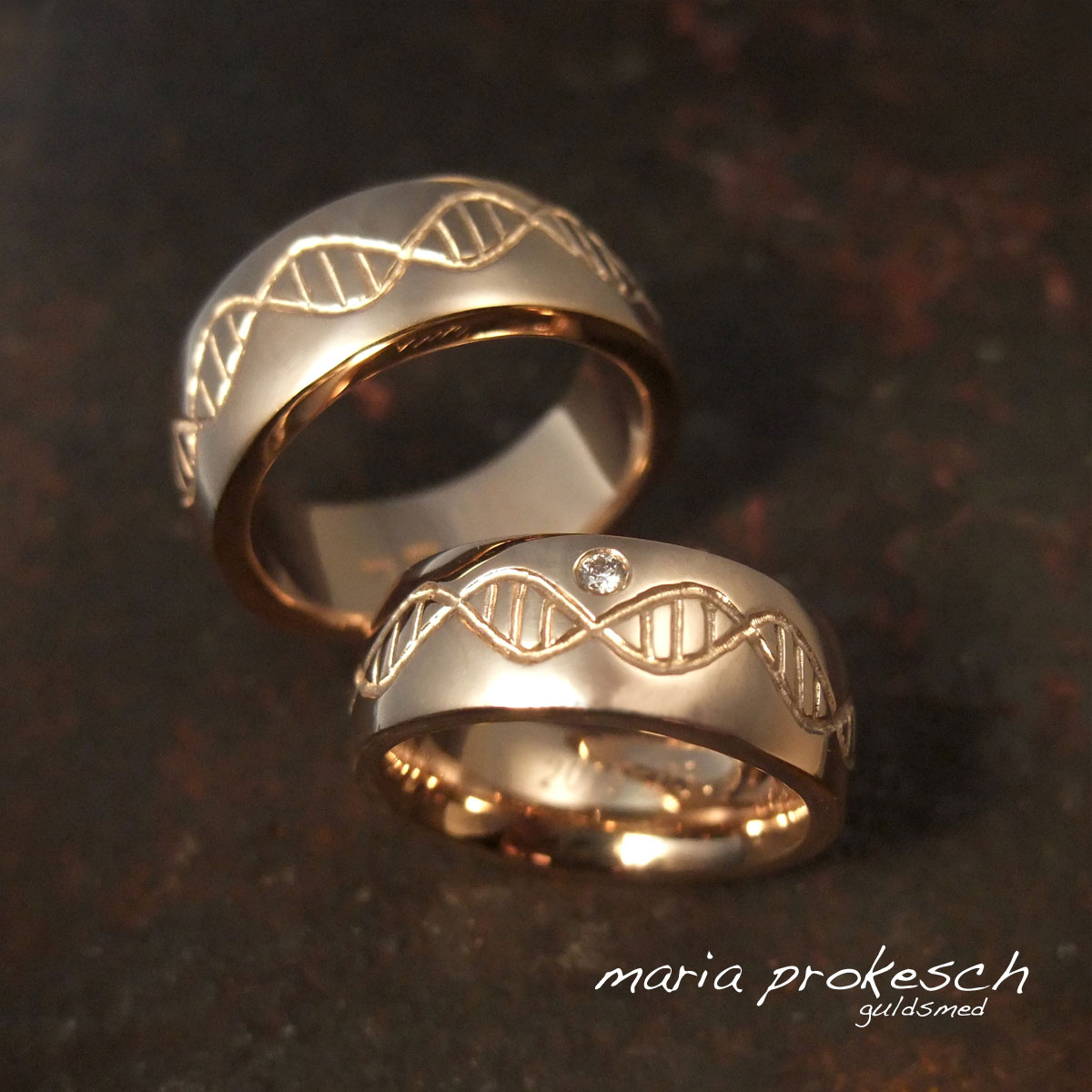 Unikke vielsesringe med DNA mønster. Et ens sæt blanke og rustikke ringe, guld 14 karat guld. Kvinde vielsesring med en sten, en ægte diamant ved mønster. Personlig historie fortalt med kærlighed og dobbelthelix.