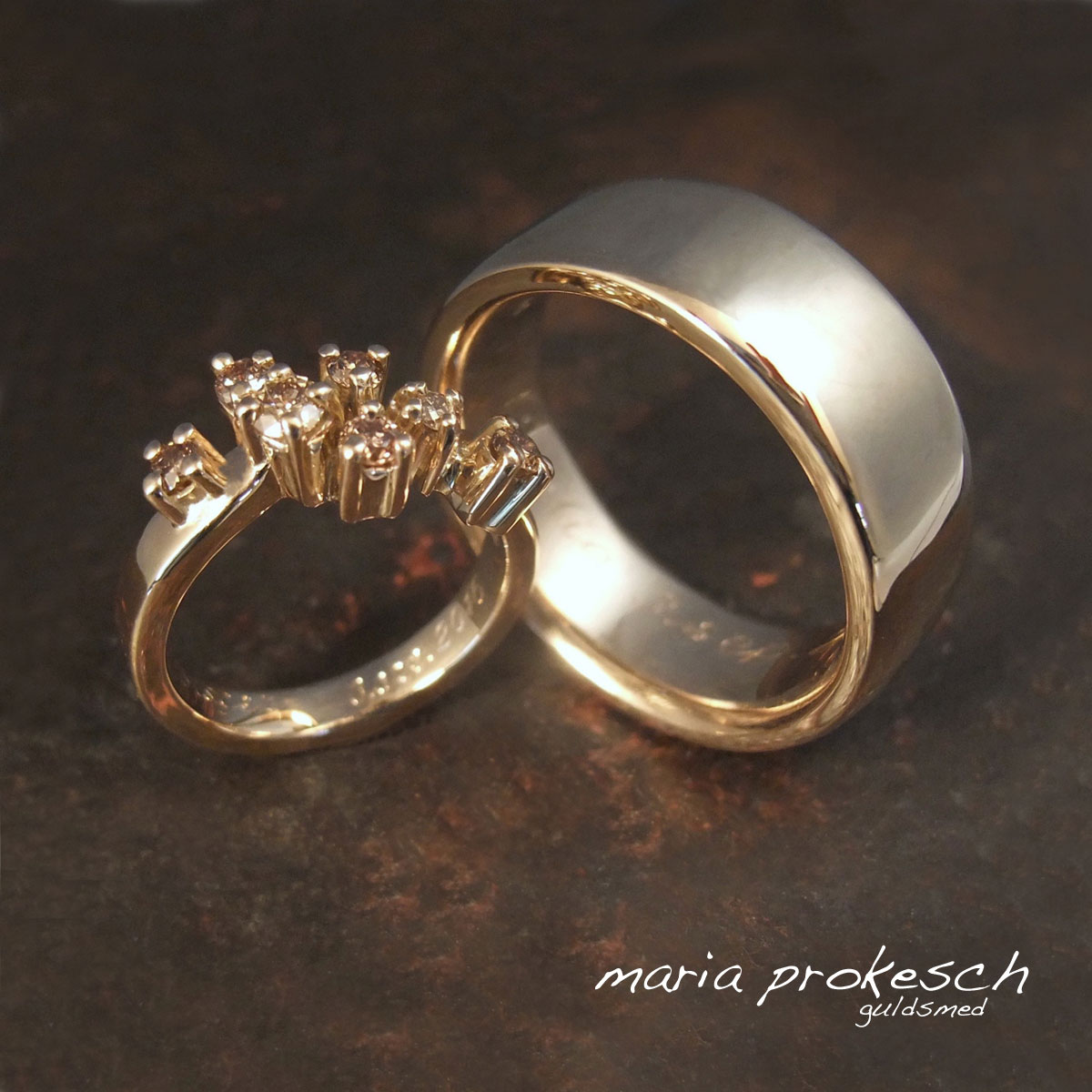 Eksklusive og elegante vielsesringe i 14 kt guld. Hendes ring med naturbrune diamanter i små fatninger. Hans ring er en blank bred herrering.