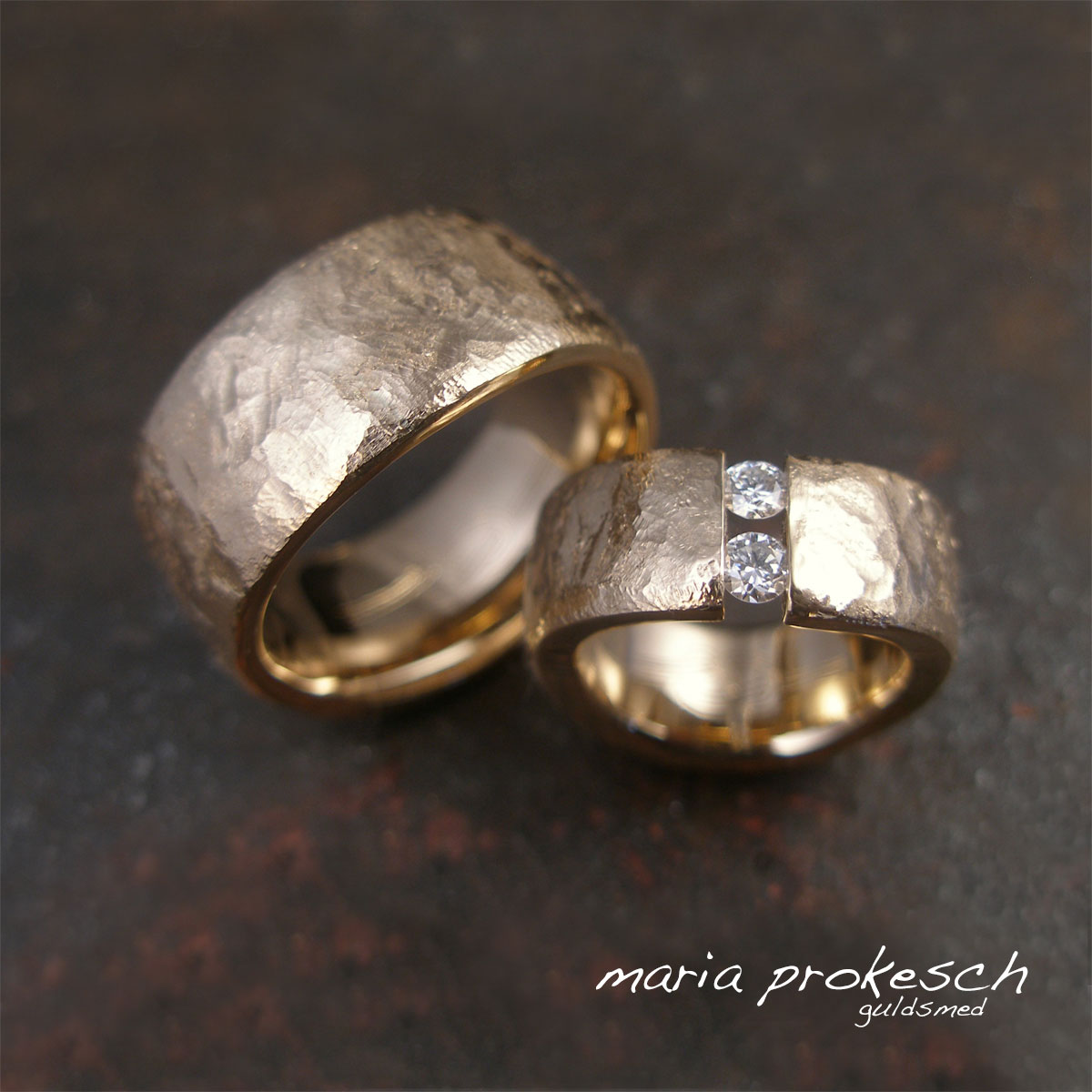 Et sæt eksklusive bredde vielsesringe i 18 karat guld . Ring til kvinde med to sten, svævende diamanter i rustikt design. Mandering bred og maskulin rå.