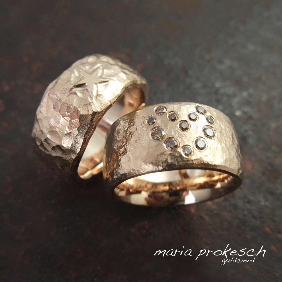 Grove rustikke vielsesringe i 14 karat guld. Mandering, en rå stjerne som personligt symbol. Damering, hjerte sat med naturbrune diamanter.