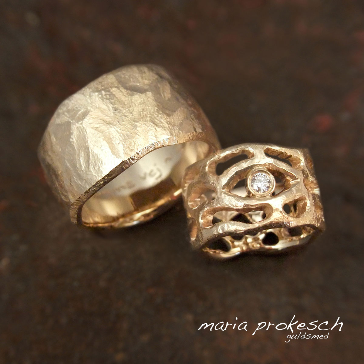 Et par forskellige og personlige vielsesringe, i 14 karat rustik guld med symbol for det tredje øje på kvinde ring. Mandering er grov rustik. Begge ringe med en bredde der passer deres hånd. Håndlavet efter kundens unikke ønsker
