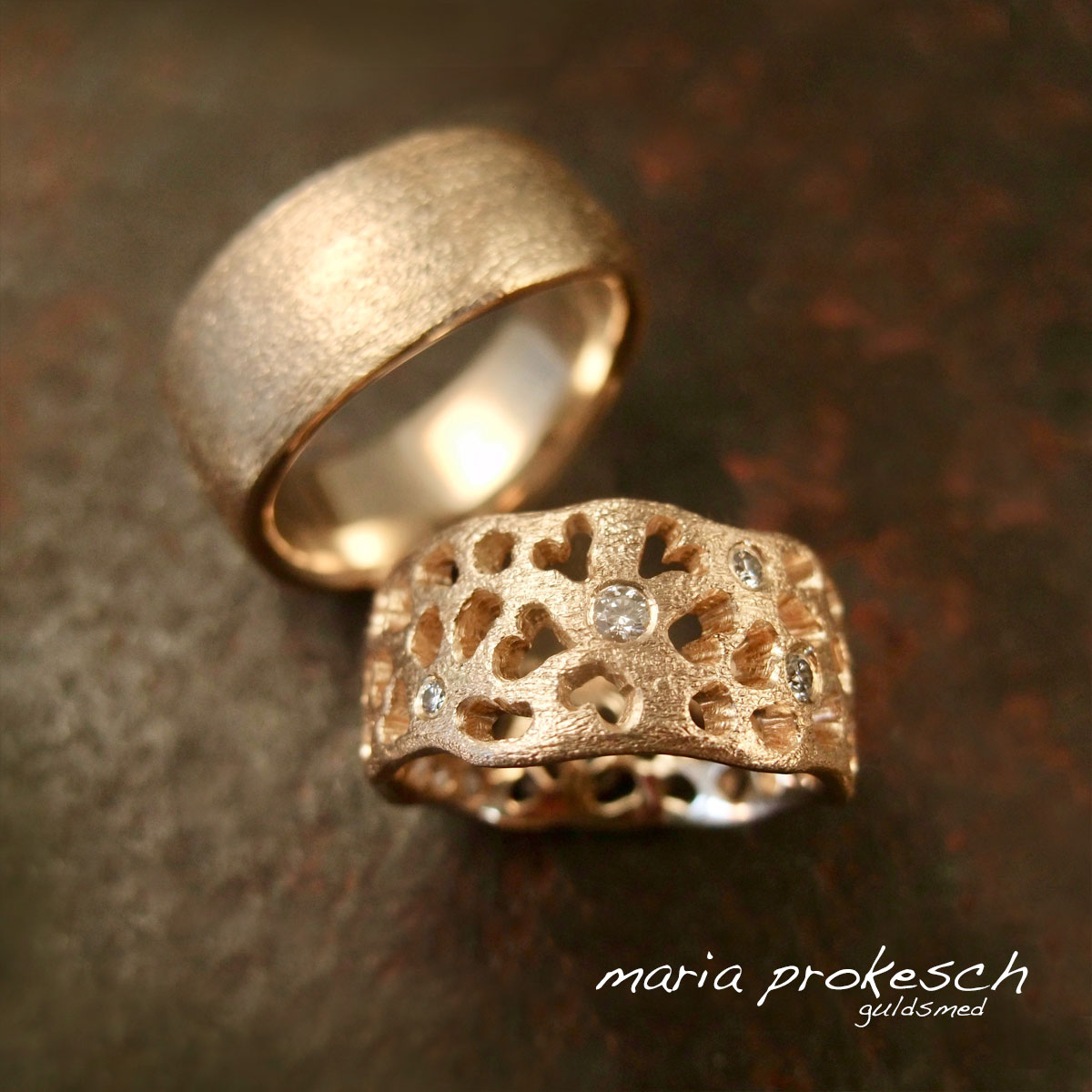 Rustikke kærlighedsringe i 14 karat guld. Damens ring med udsavninger af hjerter som blomst, personligt tegnet af ægtemanden. En gave til hende