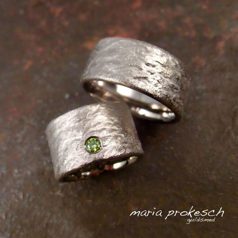 Brede rustikke ringe med grøn diamant
