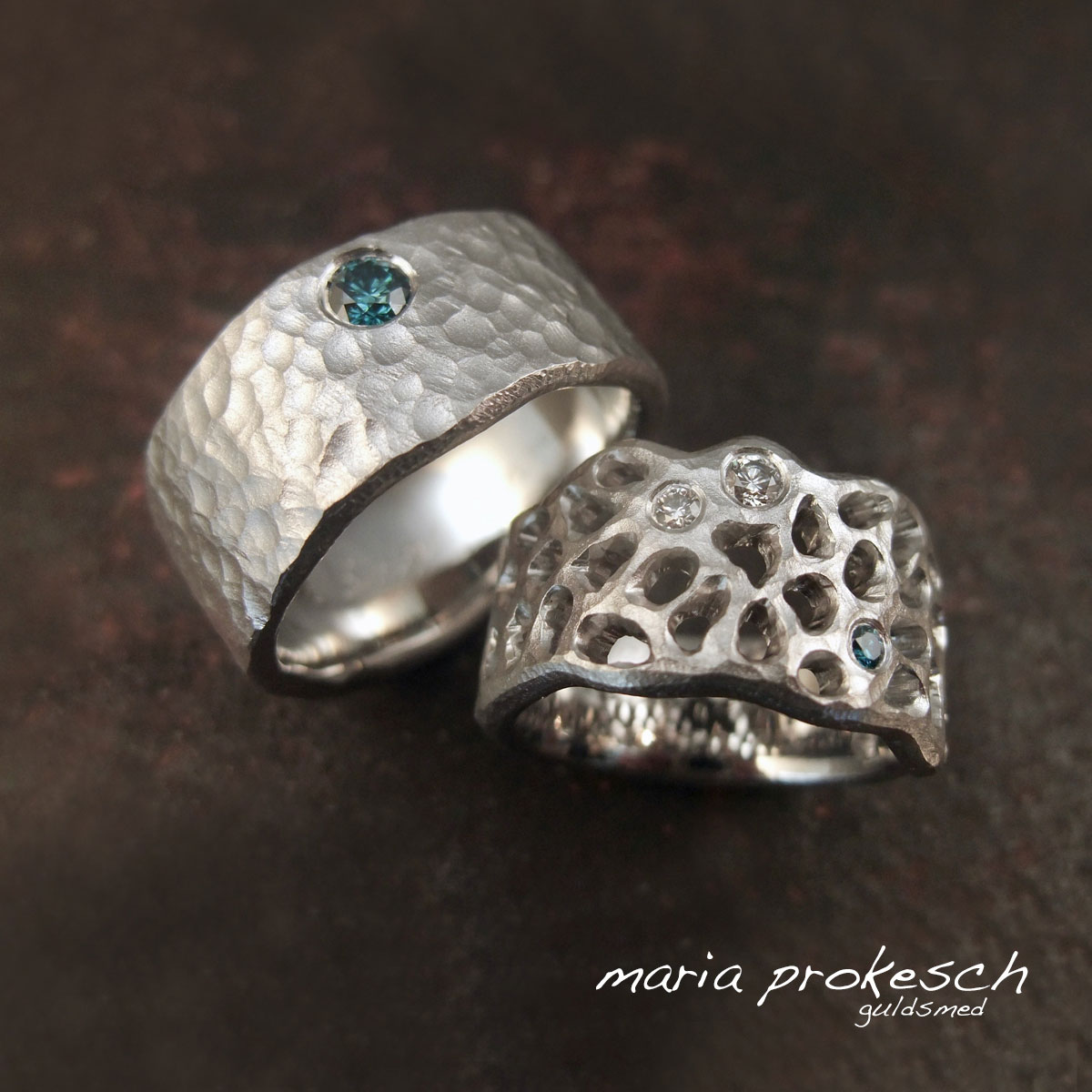 Unikke rustikke vielsesringe, hendes ring med feminint hulmønster og hans ring maskulin bred og grov rustik. Begge med behandlede blå diamanter. Håndlavede og personlige.