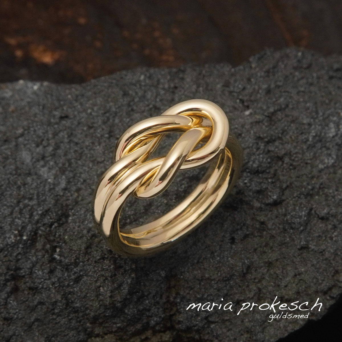 Håndlavet herrering i guld. 