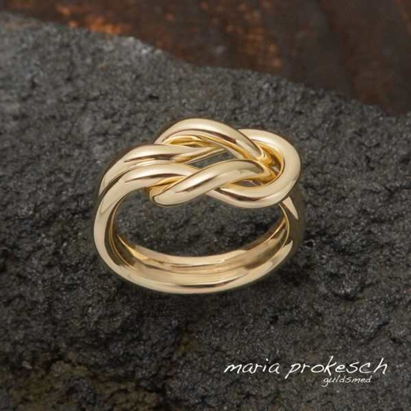 Knob-ring håndlavet med guldtråde