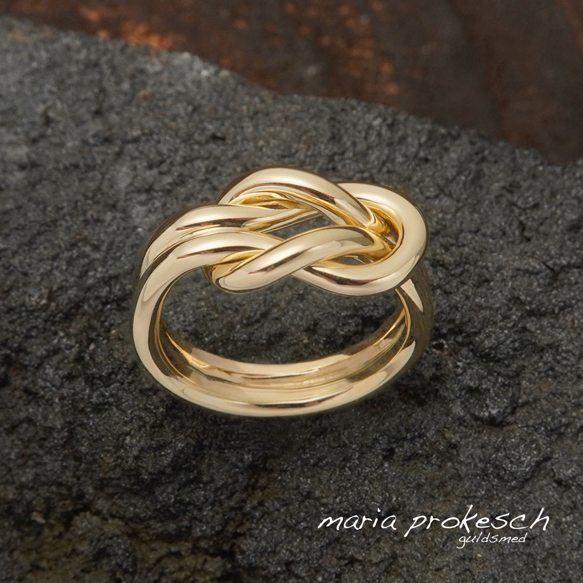 herresmykker-knob-ring-guld-haandlavet-knude-maskulin-herrering Knob ring i 14 karat guld, et herresmykke som er maskulint med en knude i guldtråde. Knuden hedder et råbåndsknob. Håndlavet guldring fra guldsmed