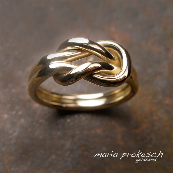 Knob-ring lavet med guldtråde