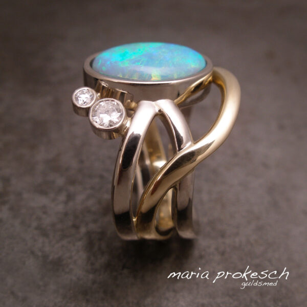 Opal ring, guldtråde der svinger elegant rundt