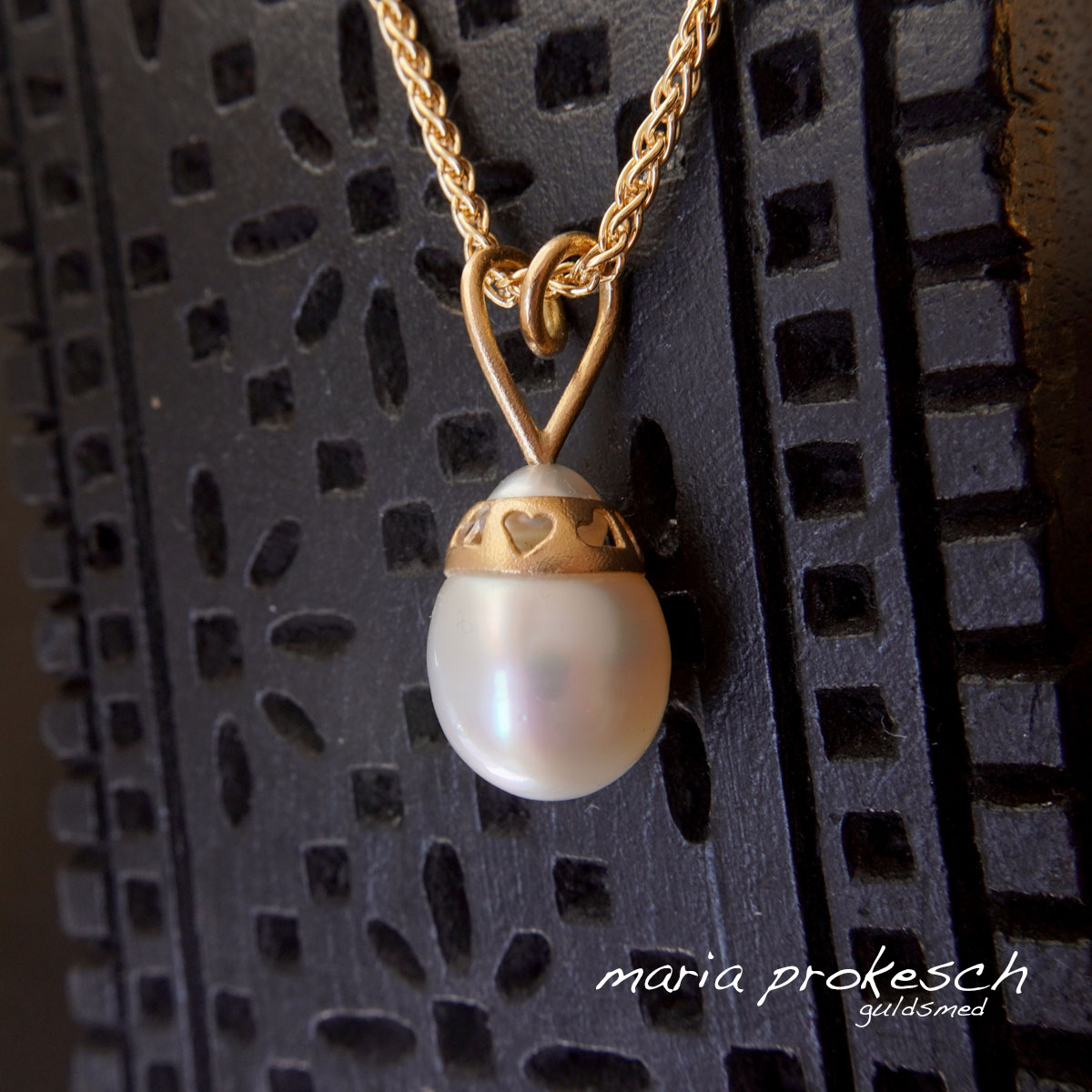 Hvid perle med hjerter, guldsmykke som romantisk kærlighedsgave