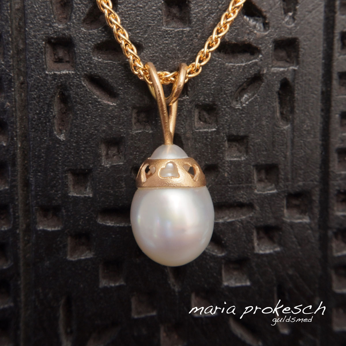 Smukke hjertevedhæng, 18 karat guld med hvid barok perle fra South Sea. Udsavede hjerter som et bånd og et anderledes hjerte, smuk smykkedesign. Håndlavede halskæder til kvinder.