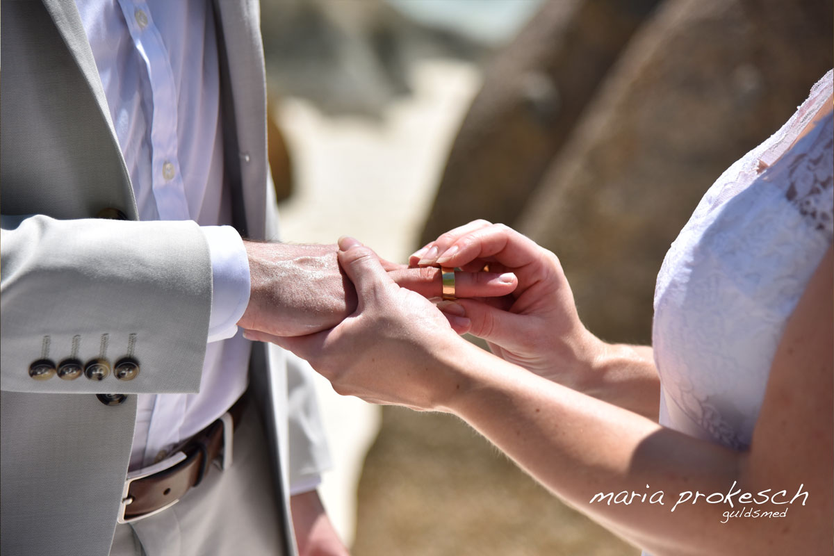 Hvilken hånd til forlovelseesring? og hvilken hånd til vielsesring? Faq om traditioner til bryllup hos guldsmeden