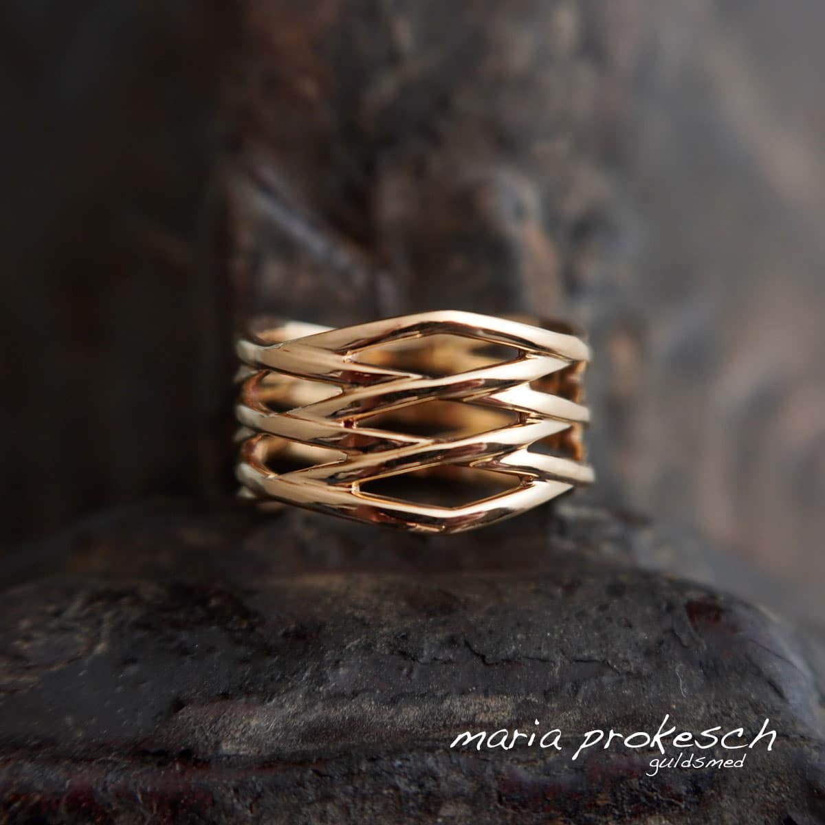 Gitterring, ring til kvinder i 18 karat guld med symmetrisk og flettet mønster. Fingerring uden sten. Eksklusivt design, håndlavet af guldsmeden