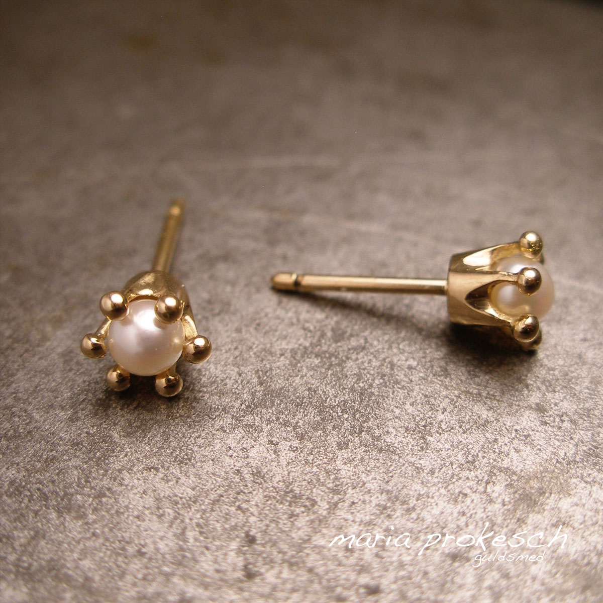 Guldkroner, små perle ørestikkere i 18 karat guld med hvide kulturperler. Et fint anderledes design, et eventyr smykke som gave til hende