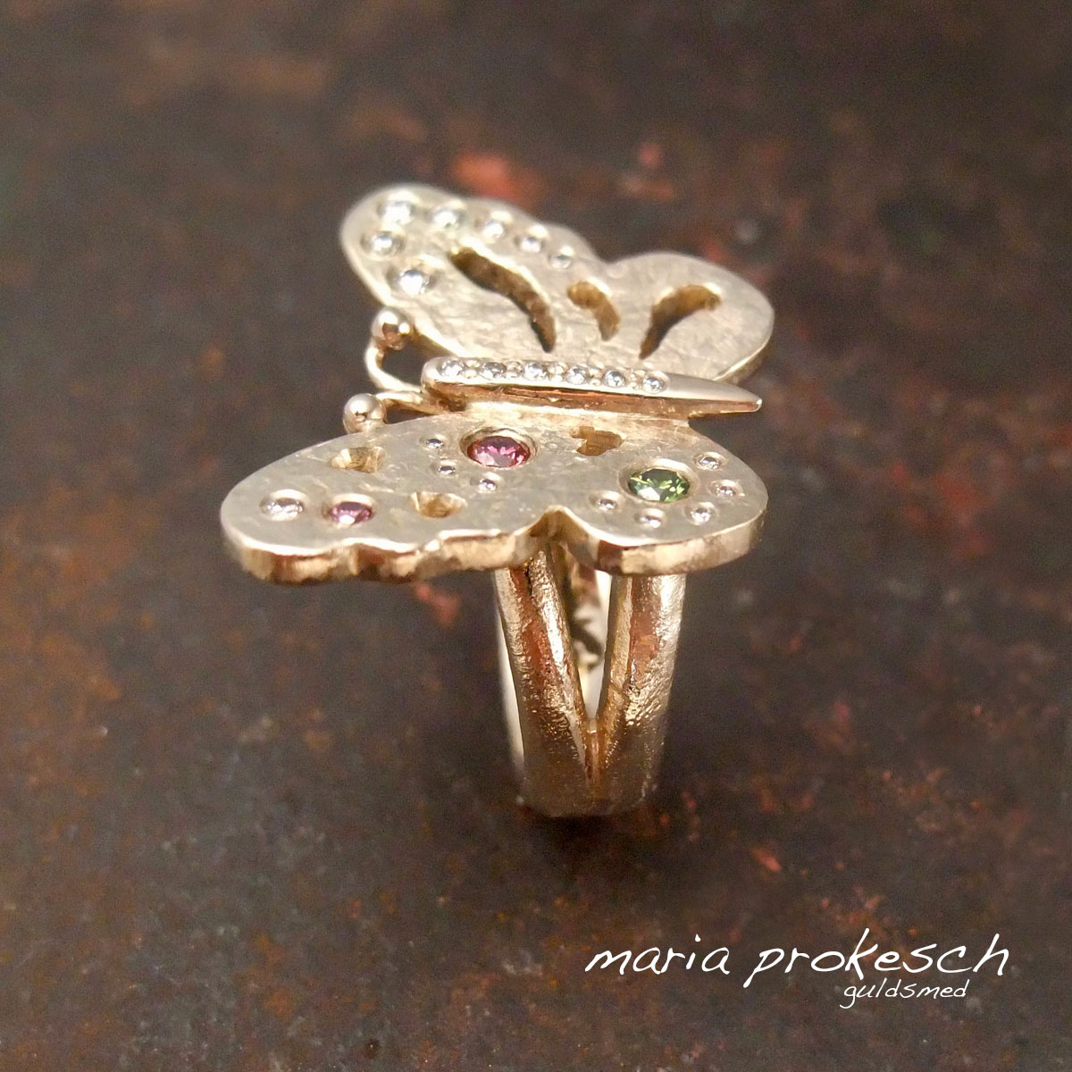 Ring, gallaring, i 14 kt guld som sommerfugl med brillanter i anderledes design. Håndlavet af guldsmeden