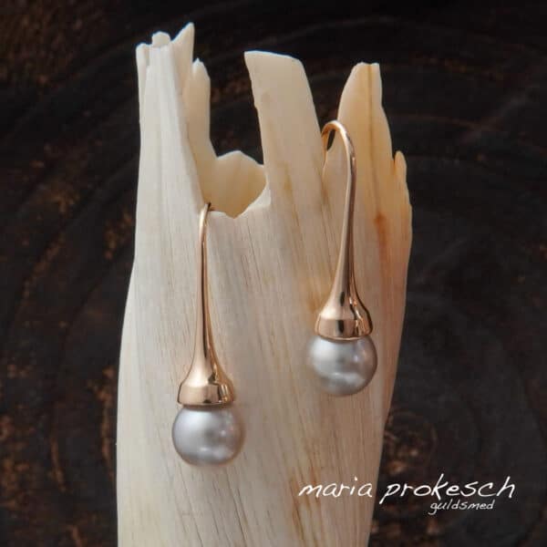 Elegante koniske ørehængere, guld med lysegrå Tahiti perler