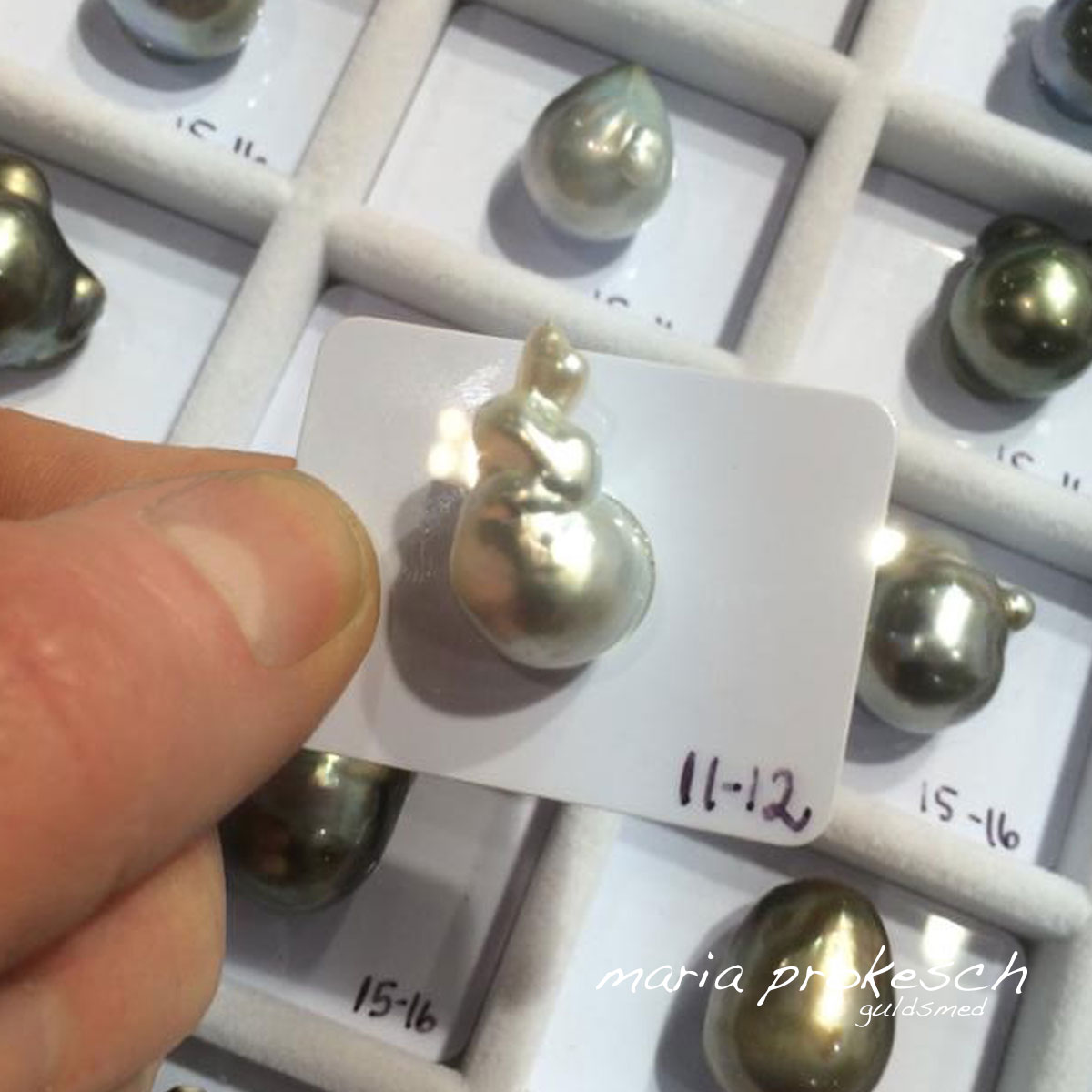 Unika vedhæng med hvid South Sea perle. Barok perle med eventyr og 18 karat guld og diamanter blev til Frøprins da Guldsmeden lavede unika smykke.