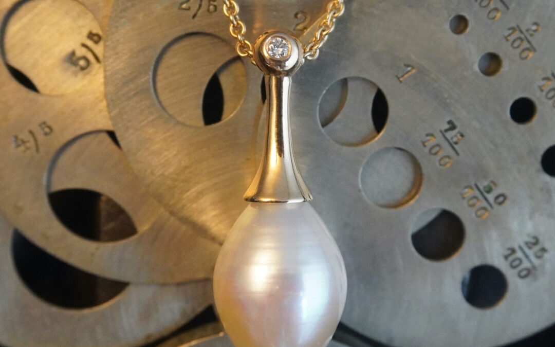 Pendul design med guld, diamant og cremehvid perle