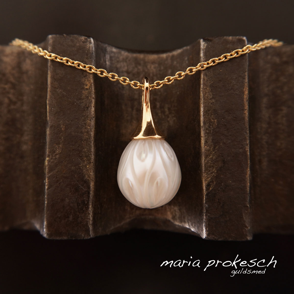 Perlevedhæng med hvid perle. Flot til bryllup. 18 karat guld med graveret perle med slebet mønster.