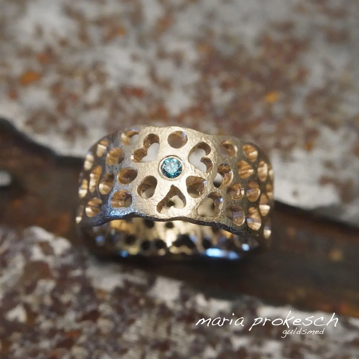 Damering, 14 karat guld, med hjerter i trekløver. Feminine udsavninger og råt design. Fingerring med blå sten, en fin diamant.