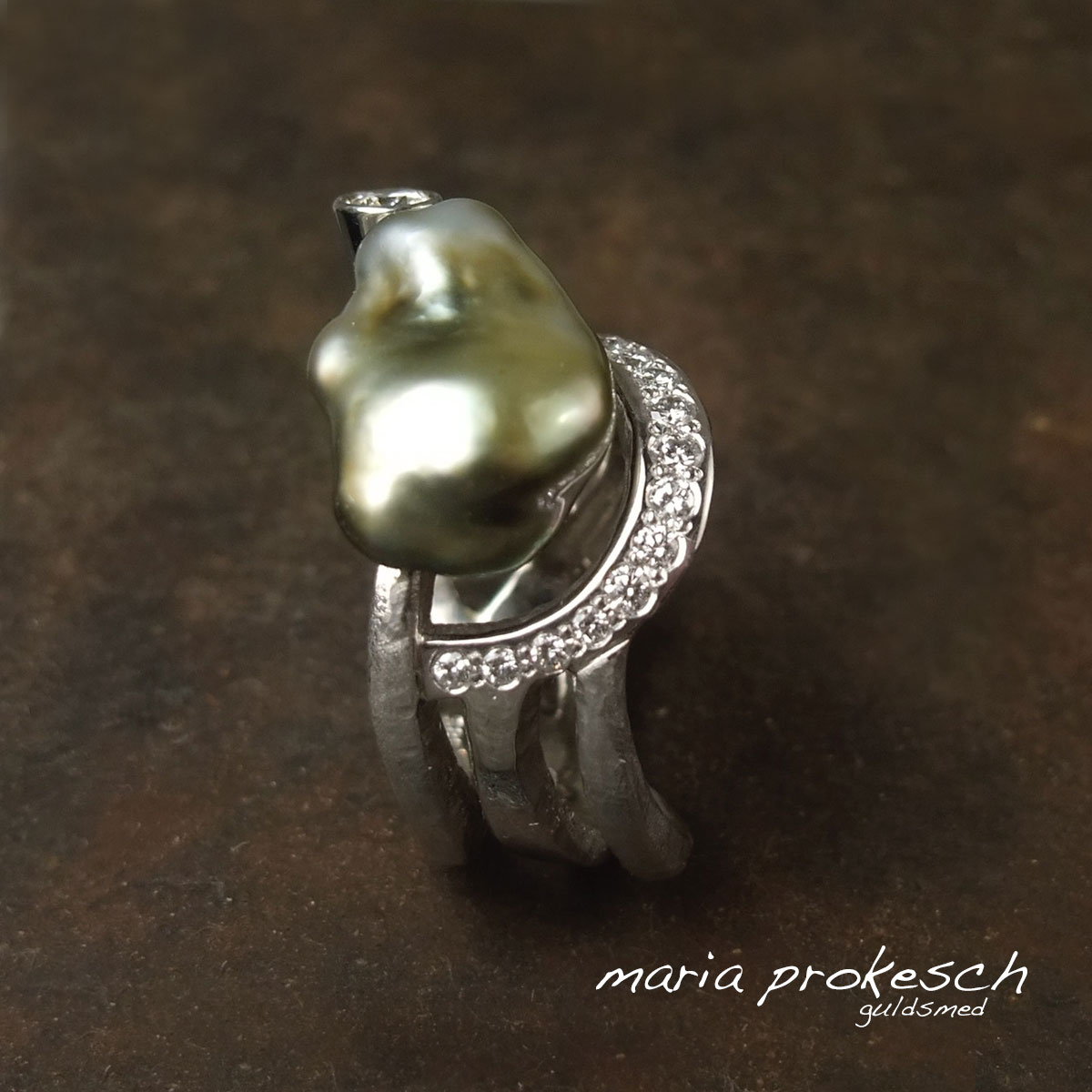 Ring i hvidguld med barok keshi perle fra Fiji og brillanter. Et anderledes design lavet specielt inspireret af perlens form.