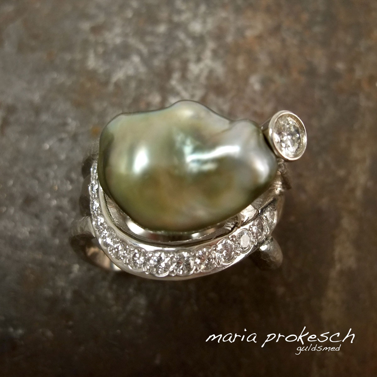 Damering i eksklusivt design med guld, perle og diamanter. Håndlavet på bestilling af guldsmed Maria Prokesch