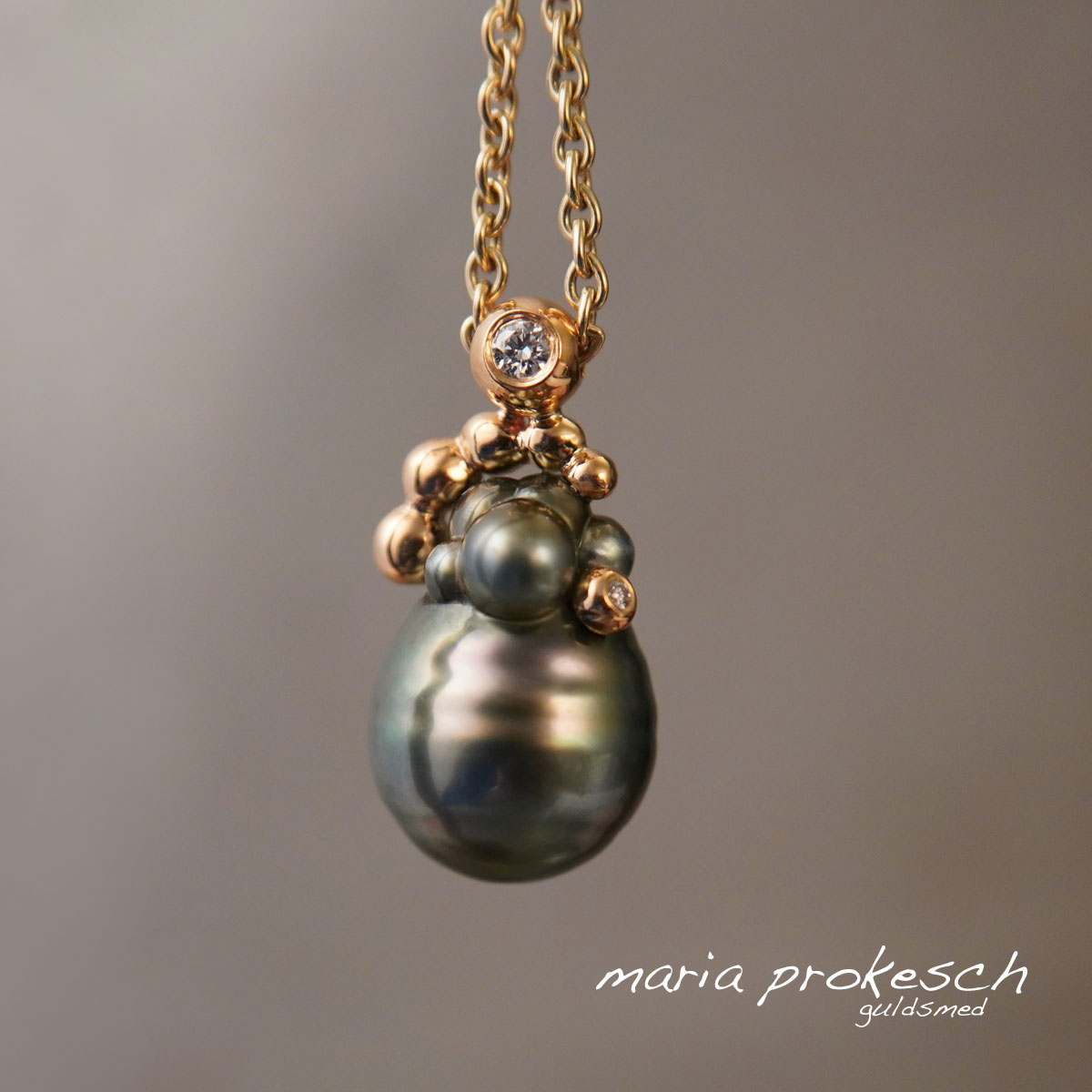 Unika og helt anderledes vedhæng med sort barok Tahitiperle og 18 kt guld. Perlen har flere små kugler i toppen som muslingen selv har lavet. Yderligere har guldsmeden tilføjet guldkugler og diamanter.
