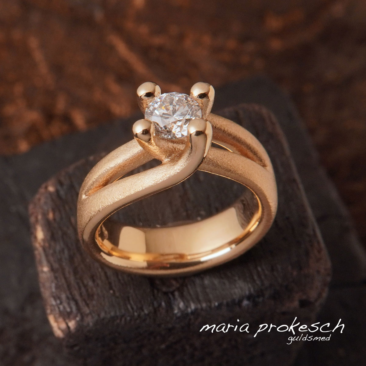 Forlovelsesring med stor diamant i 18 kt guld som er håndlavet, specielt design.