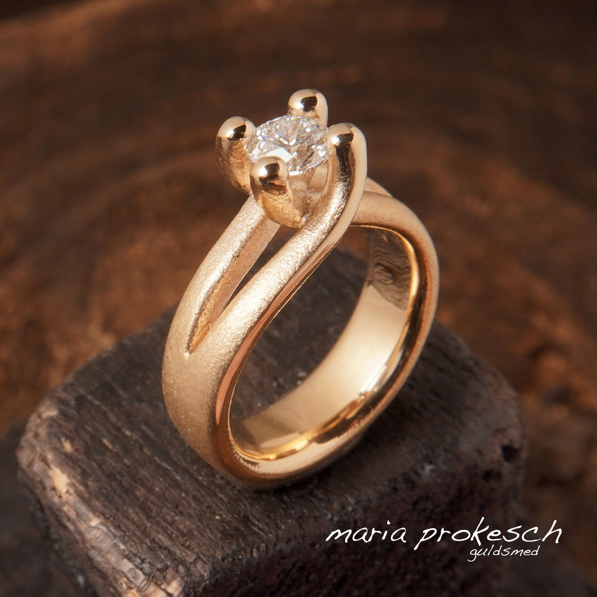 Solitairering med 0,50 carat diamant i 18 karat guld. Utraditionel fingerring med symmetri i eget design. Frier ring og forlovelsesring til hende fra ham. Håndlavet og designet af Guldsmed