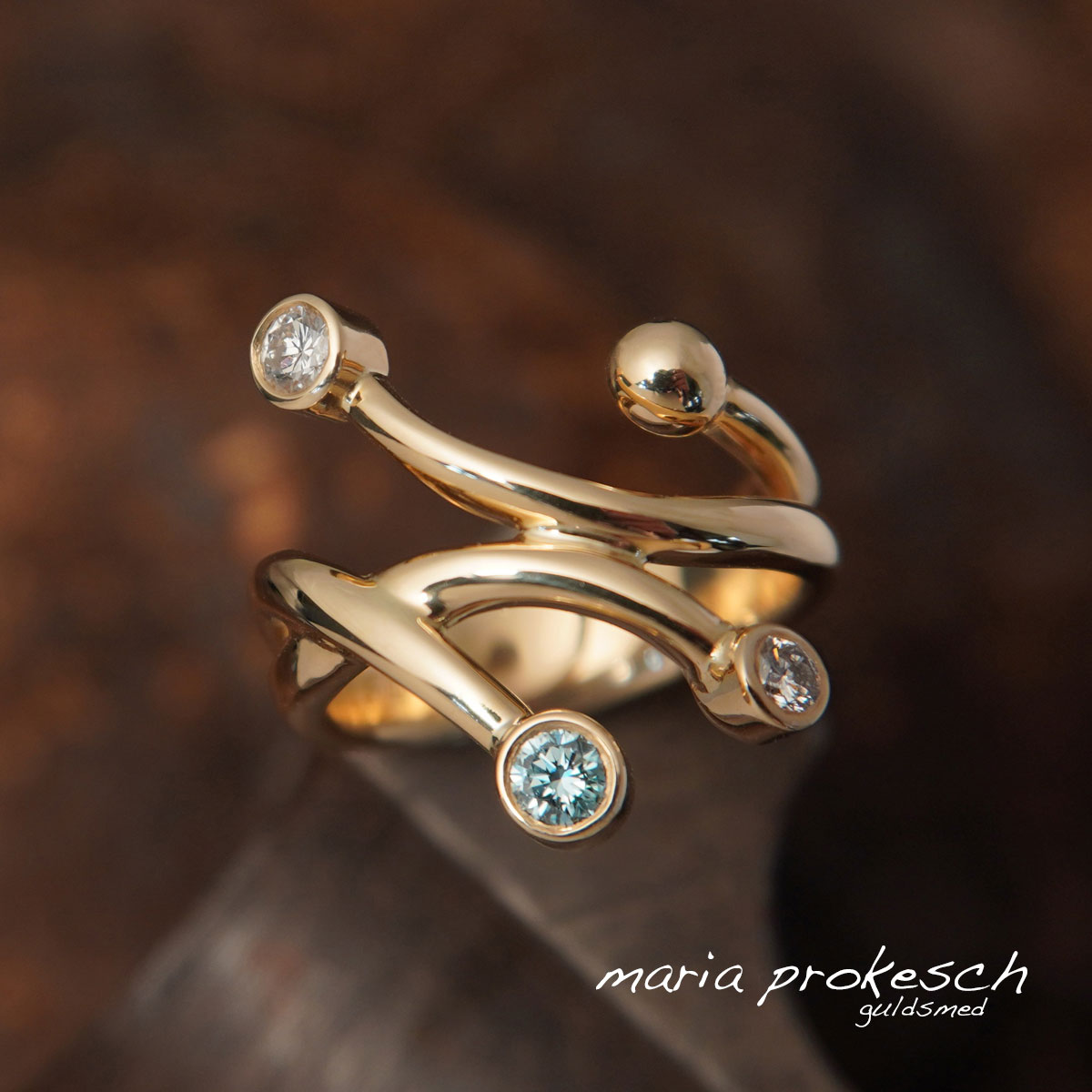 Ring, i eksklusivt design. Guld med diamanter, utraditionel og asymmetrisk