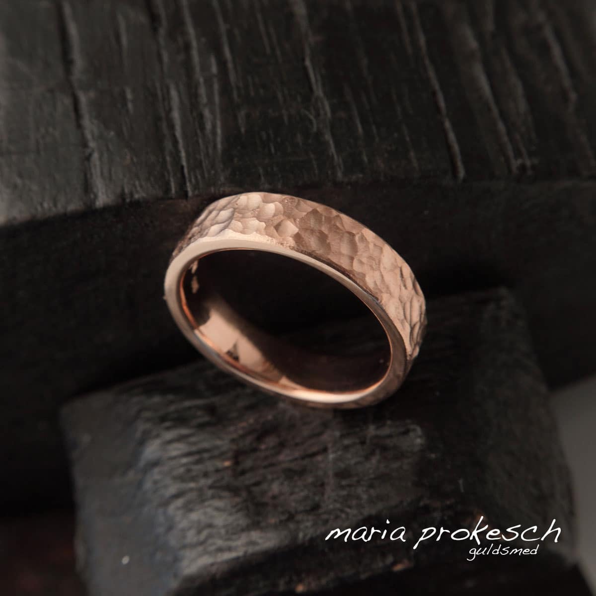 Herresmykker, herreringe i rustik 14 karat rosaguld. Kraftig ring, kan bruges som vielsesring. Håndlavet smykke til mænd