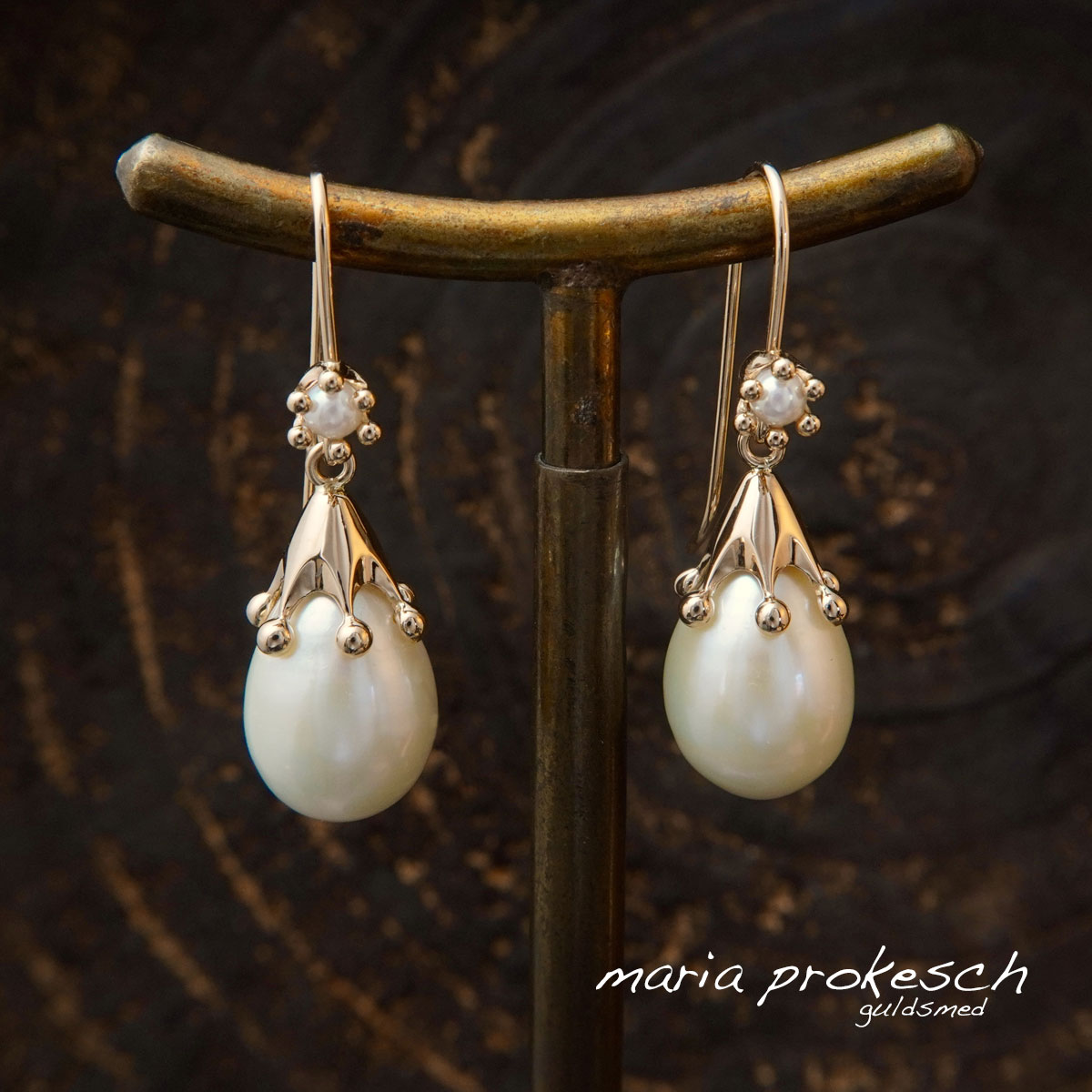 Ørehængere med hvide perler og 18 karat guld kroner i anderledes design. Eventyrlige smykker fra dansk guldsmed