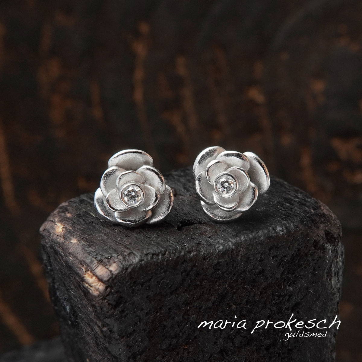 Ørestikkere, roser der er fyldige, smykker i 18 karat hvidguld med diamanter. Fra dansk Guldsmed