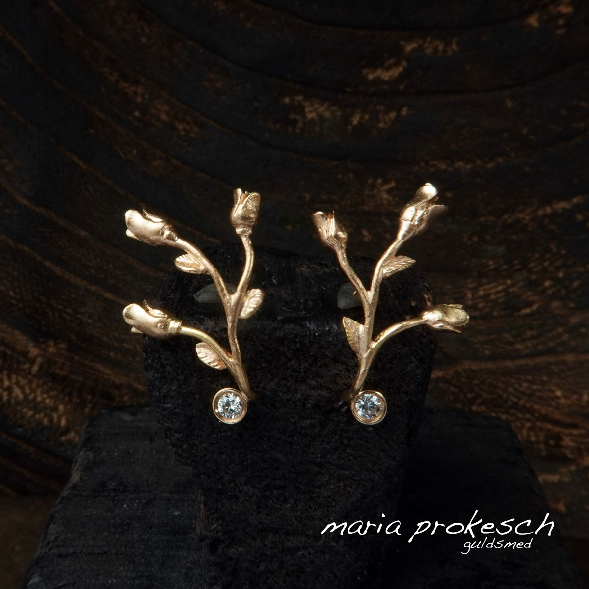 Ørestikkere kravler op af øret med vilde roser. Eksklusive i 18 kt guld med diamanter. Smykkedesign Guldsmed Maria Prokesch