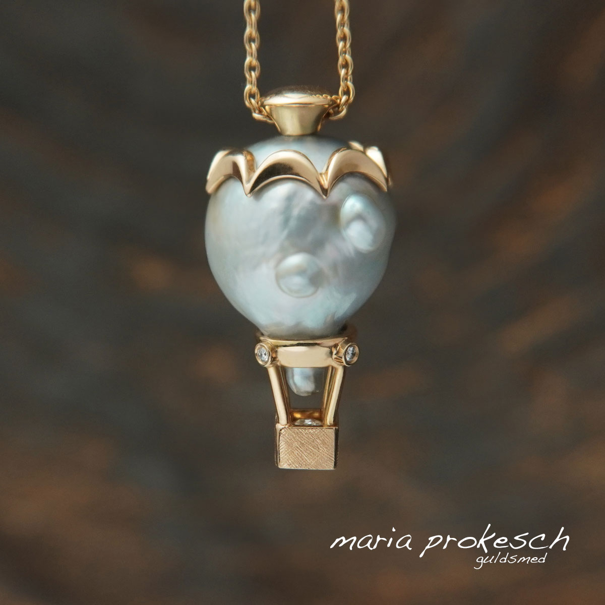 Perle vedhæng, unika luftballon i 18 karat guld. Eksklusiv eventyr smykke med barok Tahitiperle. Eksklusiv ballonflyvning, håndlavet fra Guldsmeden