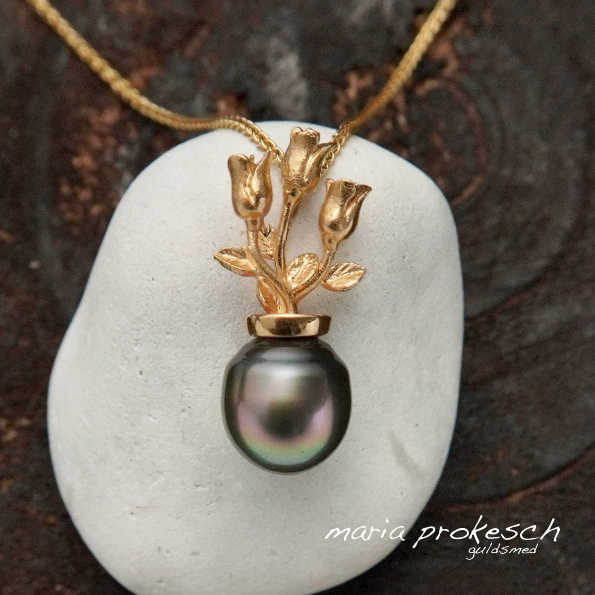 Unika perlevedhæng i 18 karat guld, utraditionel. Vilde roser i guld hvor Tahiti perle ligner blomster vase. Anderledes smykkedesign fra Guldsmed.