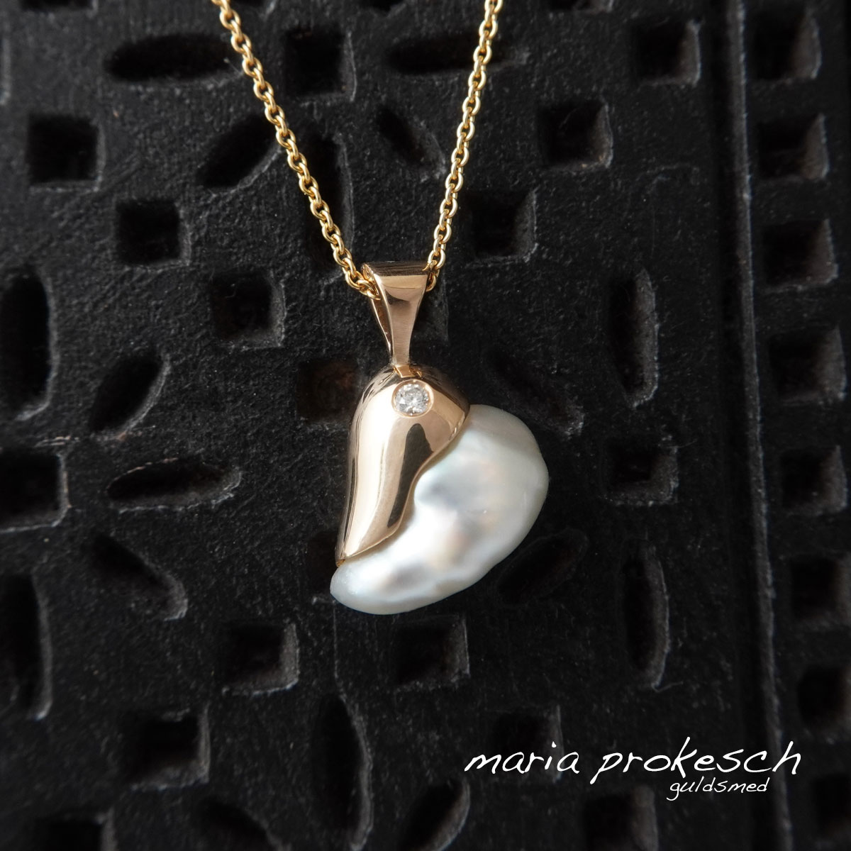 Keshi perle, et unika hjertevedhæng i 18 karat guld. Unika vedhæng med diamant og hvid perle, en barok keshi perle fra dansk Guldsmed