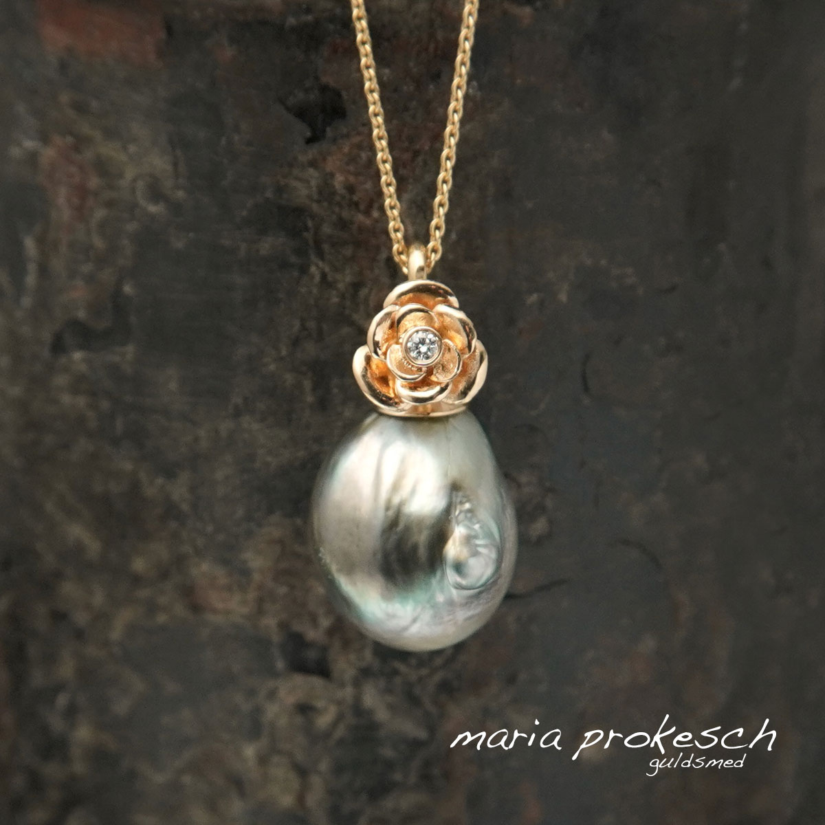 Vedhæng med fyldt rose i 18 kt guld og smuk barok Tahiti perle. En lille diamant sidder i rosen som også er ophænget til perlevedhænget. Smykkedesign fra Guldsmed Maria Prokesch