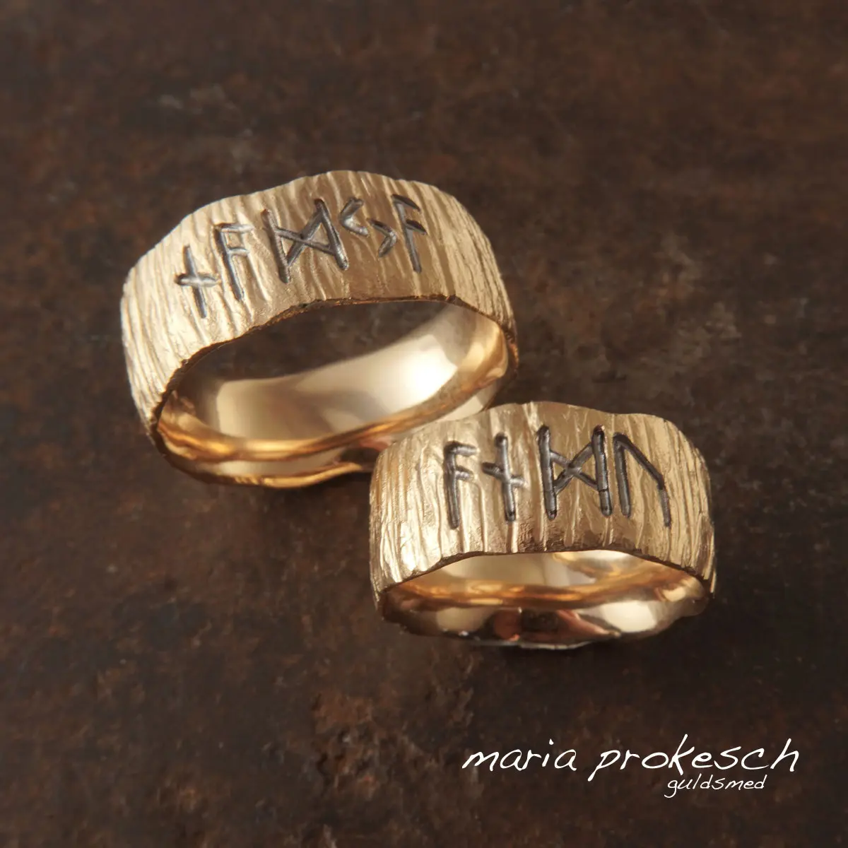 Et par vielsesringe med runer fra vikingetiden. Håndlavet ringe guld 14 karat, med rustik overflade. Runer, navne som personligt symbol er fræset ind i guldringe. Unikke vielsesringe fra eget Guldsmedeværksted. Ringe uden sten.