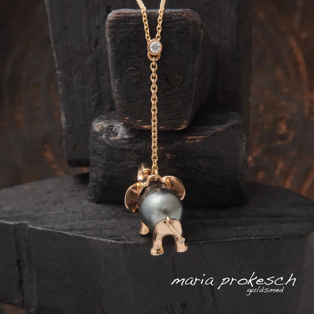 Unikke elefant vedhæng med perle fra Tahiti og a8 karat guld. Håndlavet eksklsivt design