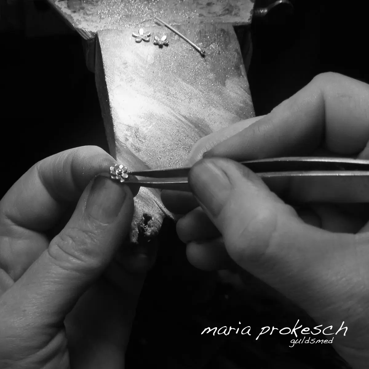 Håndlavede vielsesringe fra Guldsmede værksted. Køb unikke guldringe, feminine og maskuline design. Detaljer med guldblomster og udsavninger til kvinde. Mandering enkel. Alle ringe håndlavet.